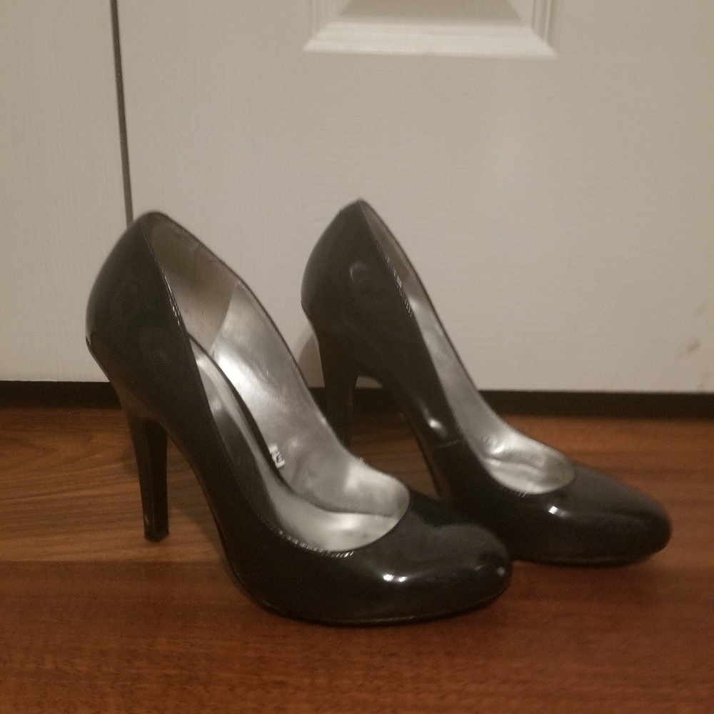 Navy pumps